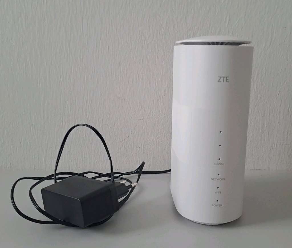 Preowed Unlocked ZTE MC801A 5G / 4G WiFi 6 CPE Router Sim slot